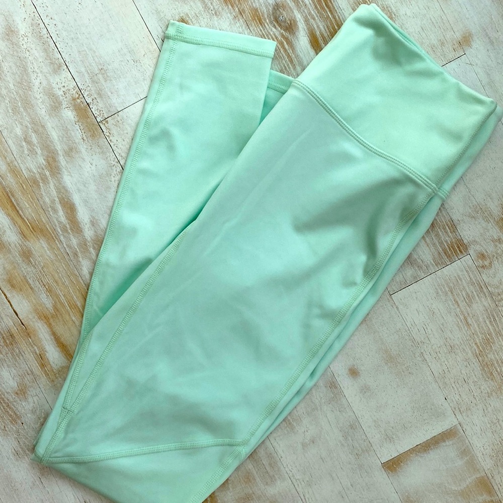 Fabletics High-Waisted Leggings Size Med NWT - Picture 1 of 7